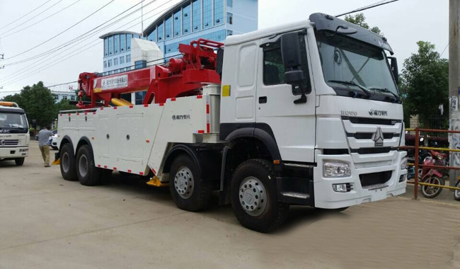 360°旋轉(zhuǎn)重汽豪沃大型清障車(chē)